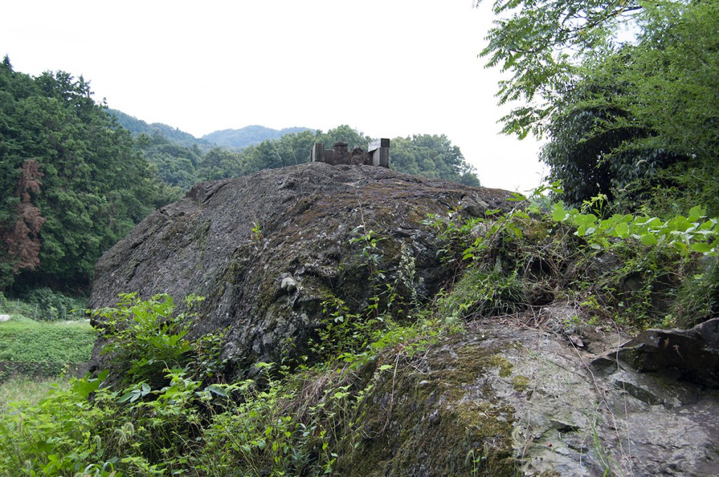 梅田神社の姫岩